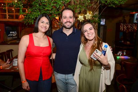 Participantes da Plurix em pose descontraída para foto durante a celebração no Boteco Parō!. (Confraternização Plurix, São Paulo, Fotos Bruno Arita)'