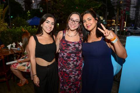 Colaboradores da Plurix posando em grupo para foto, registrando a confraternização. (Boteco Parō!, Evento Corporativo, Fotos Bruno Arita)'