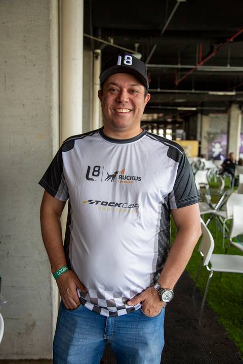 Participante do evento posando com camisa e boné personalizados da L8 Group e Ruckus Networks. (Stock Car, Interlagos, Fotos Bruno Arita)'