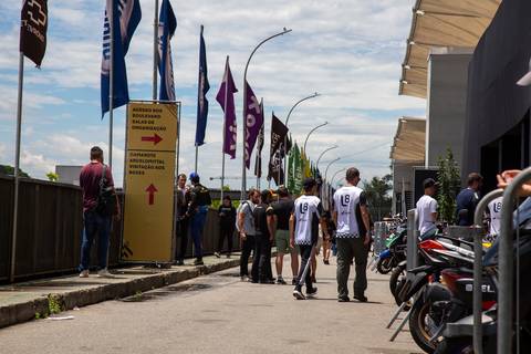 Participantes caminhando em direção à pista para realizar a experiência da volta rápida com piloto profissional. (Stock Car, Interlagos, Fotos Bruno Arita)'