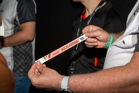 Pulseira da experiência de volta rápida da L8 Group e Ruckus Networks em destaque no pulso de um participante. (Stock Car, Interlagos, Fotos Bruno Arita)'