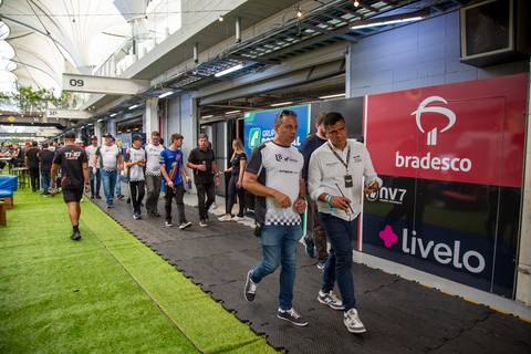 Participantes andando a caminho da volta rápida na área interna dos boxes de Interlagos. (L8 Group, Ruckus Networks, Fotos Bruno Arita)'