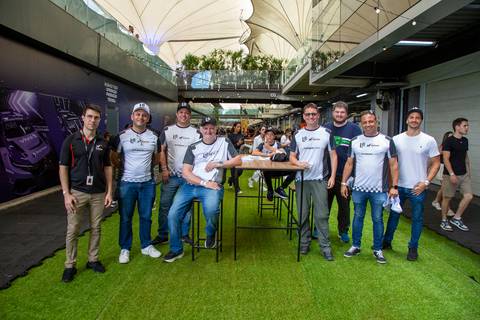 Participantes posando para foto em grupo antes de iniciar a emocionante volta rápida no circuito. (Stock Car, Interlagos, Fotos Bruno Arita)'