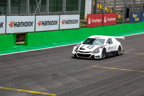 Carro branco da L8 Group e Ruckus Networks iniciando a volta de aquecimento na pista para a volta rápida. (Stock Car, Interlagos, Fotos Bruno Arita)'