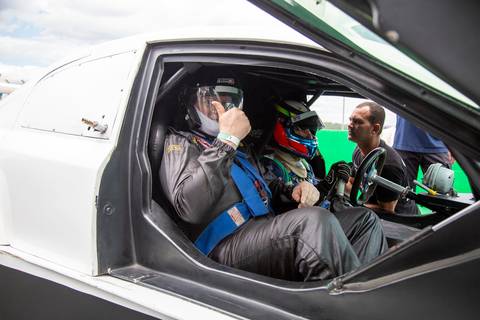 Participante já dentro do carro de corrida da L8 e Ruckus, pronto para começar a volta rápida. (Stock Car, Interlagos, Fotos Bruno Arita)'