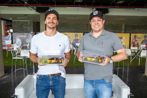 Participantes posando com réplicas em miniatura dos carros da Stock Car, recebidas como brinde. (L8 Group, Ruckus Networks, Fotos Bruno Arita)'