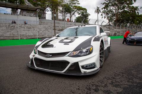 Fotografia do carro da L8 Group e Ruckus Networks em destaque, em ângulo frontal diagonal. (Stock Car 2025, Interlagos, Fotos Bruno Arita)'