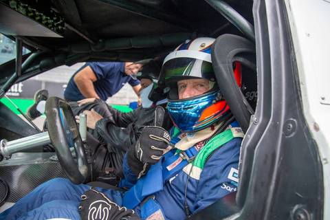 Foto do piloto profissional fazendo sinal de 'joia' antes da volta rápida com os convidados da L8 e Ruckus. (Stock Car, Interlagos, Fotos Bruno Arita)'