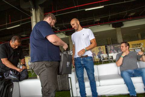 Participantes do evento da L8 Group e Ruckus Networks recebendo os brindes exclusivos. (Stock Car 2025, Interlagos, Fotos Bruno Arita)'