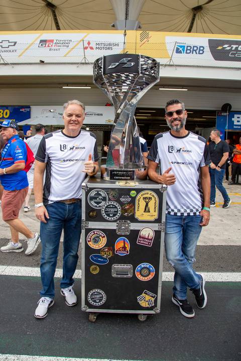 Participantes posando para foto com a taça oficial da Stock Car Pro Series 2025. (L8 Group, Ruckus Networks, Fotos Bruno Arita)'