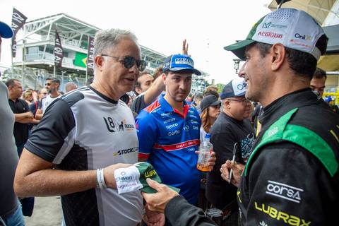 Participante recebendo boné autografado pelo piloto Julio Campos, em momento de interação exclusiva. (Stock Car, Interlagos, Fotos Bruno Arita)'