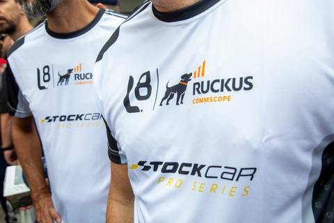 Plano fechado nas camisas dos participantes com as marcas L8 e Ruckus e escrita Stock Car. (Evento Corporativo, Interlagos, Fotos Bruno Arita)'