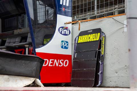 Placa de corrida sinalizadora em destaque com o nome do piloto Rubens Barrichello. (Stock Car, Interlagos, Fotos Bruno Arita)'