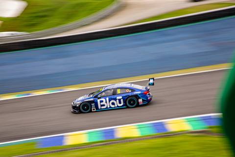 Foto panning (efeito de velocidade) de carro da Stock Car passando em alta velocidade na pista. (Stock Car 2025, Interlagos, Fotos Bruno Arita)'