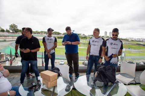 Participantes no lounge de hospitalidade no segundo dia de evento, com a pista de Interlagos ao fundo. (Stock Car, Evento Corporativo, Fotos Bruno Arita)'