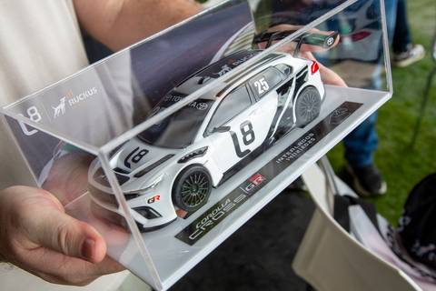 Plano fechado na réplica de carro da Stock Car, item de brinde da L8 Group e Ruckus Networks. (Evento Corporativo, Interlagos, Fotos Bruno Arita)'