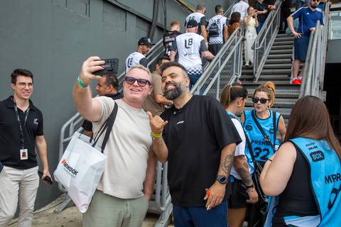 Participante tirando foto com Igor Coelho do Flow Podcast antes de subir ao Camarote Snapdragon. (Stock Car, Interlagos, Fotos Bruno Arita)'