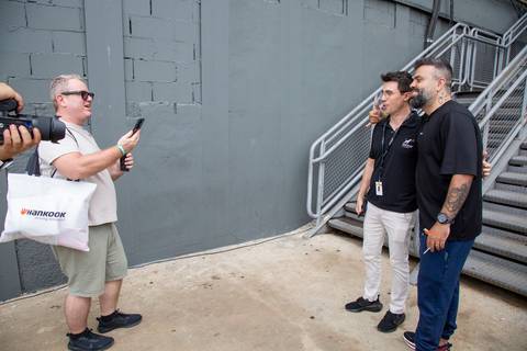 Outro participante tirando foto com o influencer Igor Coelho (Flow) no evento da L8 Group e Ruckus Networks. (Stock Car, Interlagos, Fotos Bruno Arita)'