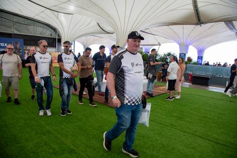 Participantes caminhando para o Camarote Snapdragon, o local privilegiado para assistir à Super Final. (Stock Car, Interlagos, Fotos Bruno Arita)'