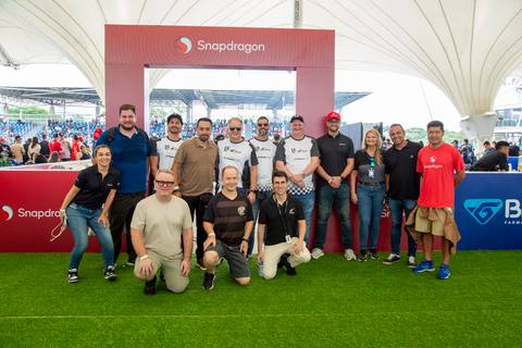 Participantes da L8 Group e Ruckus Networks posando com a equipe do Camarote Snapdragon. (Stock Car, Interlagos, Fotos Bruno Arita)'