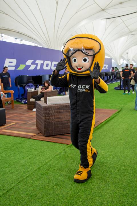 Stockinho, o mascote da Stock Car com fantasia de piloto, interagindo com os convidados. (Stock Car, Interlagos, Fotos Bruno Arita)'