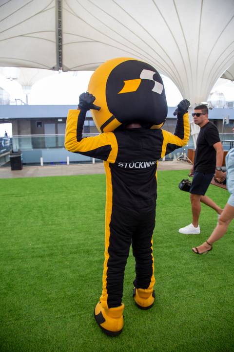 Stockinho, o mascote, mostrando as costas da fantasia com seu nome. (Stock Car, Interlagos, Fotos Bruno Arita)'