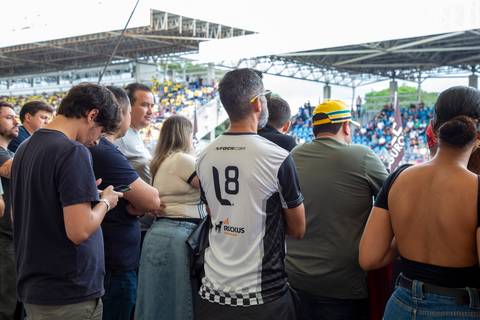Participante em meio ao público no Camarote Snapdragon, assistindo ao início da corrida principal. (Stock Car, Interlagos, Fotos Bruno Arita)'