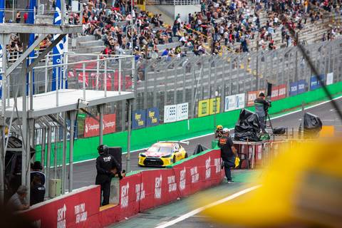 Carro da Stock Car entrando na reta principal de Interlagos, visto do Camarote Snapdragon. (Stock Car 2025, Interlagos, Fotos Bruno Arita)'