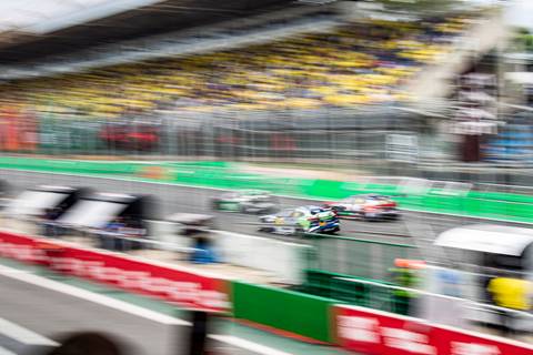 Três carros da Stock Car em foto panning artística, passando em alta velocidade na pista. (Stock Car, Interlagos, Fotos Bruno Arita)'