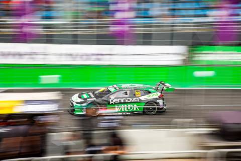 Carro da Stock Car em foto panning cravado (nítido), destacando a velocidade e o fundo em movimento. (Stock Car, Interlagos, Fotos Bruno Arita)'