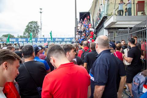 Público esperando a abertura dos portões para a Visita aos Boxes, atração exclusiva do segundo dia. (Stock Car, Interlagos, Fotos Bruno Arita)'