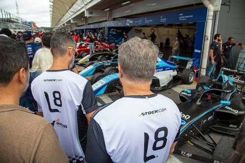 Participantes da L8 Group e Ruckus Networks olhando os carros da Fórmula 4 (F4) durante a visita aos boxes. (Stock Car, Interlagos, Fotos Bruno Arita)'