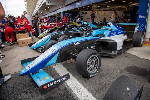 Carro da F4 em destaque nos boxes, capturando os detalhes do veículo. (Stock Car, Interlagos, Fotos Bruno Arita)'