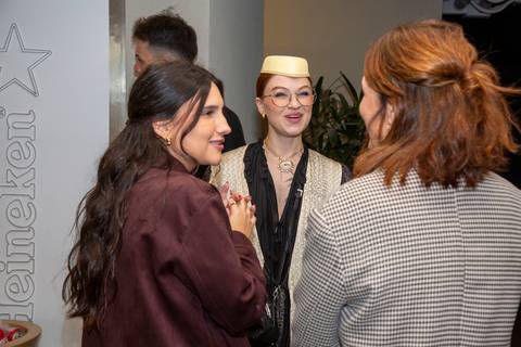 A influencer Savana Sá conversando com participantes em momento descontraído no lançamento Westwing. (P.arador, São Paulo, Fotos Bruno Arita)'
