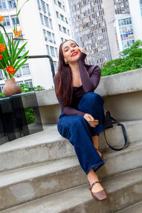 A influencer e escritora Bruna Vieira posando para foto na área externa do bar P.arador. (Westwing Collection, São Paulo, Fotos Bruno Arita)'
