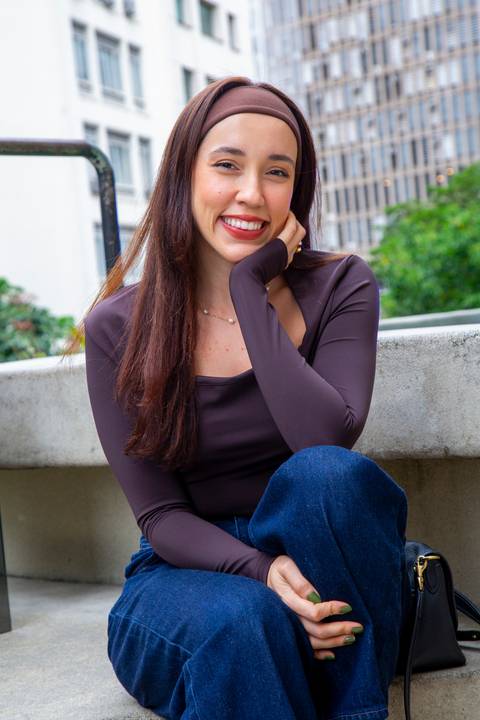 Retrato em plano médio de Bruna Vieira durante o evento de lançamento da Westwing. (P.arador, Edifício Renata, Fotos Bruno Arita)'