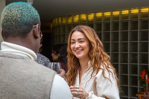 Participante sorrindo em momento espontâneo durante o lançamento da Westwing Collection. (P.arador, São Paulo, Fotos Bruno Arita)'