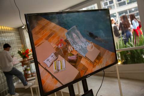 Televisão exibindo a arte visual do evento Westwing Verão 2026 antes do início da apresentação. (P.arador, Fotos Bruno Arita)'