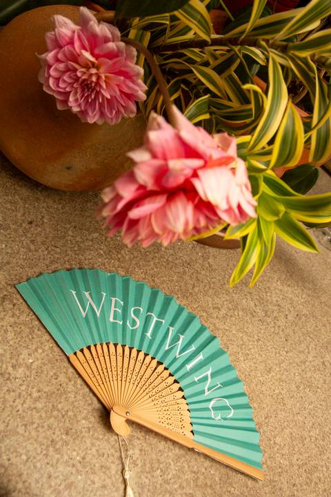 Foto criativa com leque Westwing e arranjo de flores compondo a estética de verão da marca. (P.arador, São Paulo, Fotos Bruno Arita)'