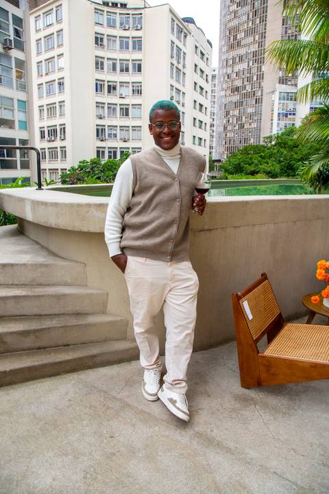 O influencer Lucas Silvestre posando para foto na área externa do bar P.arador no centro de SP. (Westwing Collection, Fotos Bruno Arita)'