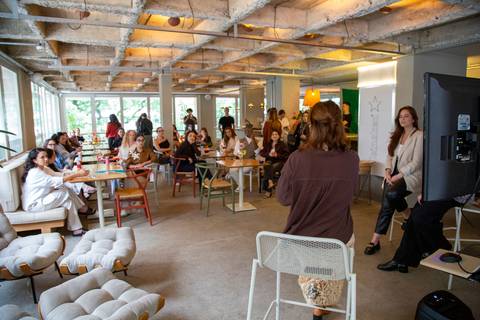 Plano aberto do interior do bar durante a apresentação oficial da nova Westwing Collection. (Edifício Renata, São Paulo, Fotos Bruno Arita)'