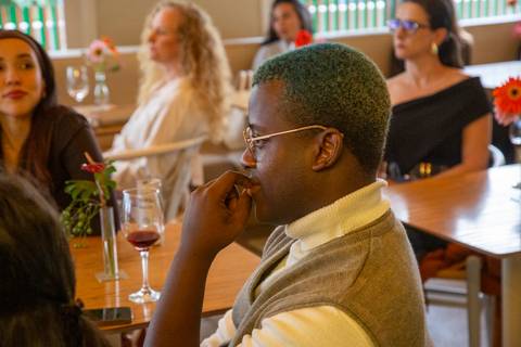 Lucas Silvestre concentrado durante a apresentação dos novos produtos Westwing. (P.arador, São Paulo, Fotos Bruno Arita)'