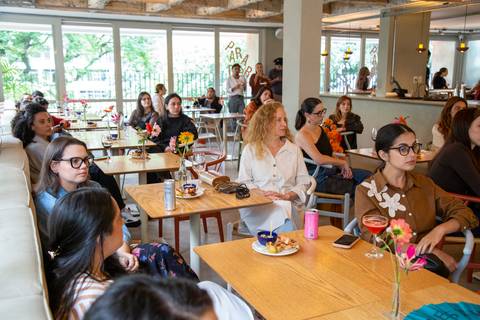 Participantes e profissionais de arquitetura sentados acompanhando a palestra da Westwing. (P.arador, Edifício Renata, Fotos Bruno Arita)'