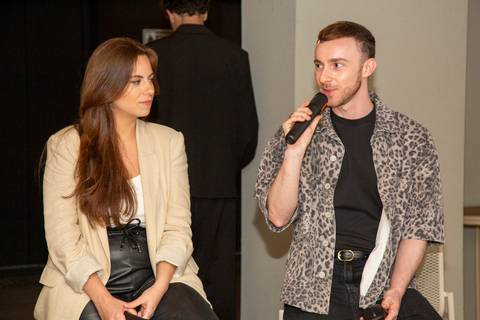 Os designers Larissa Guimarães e Felipe Heiermann apresentando as criações da Westwing Collection. (P.arador, São Paulo, Fotos Bruno Arita)'
