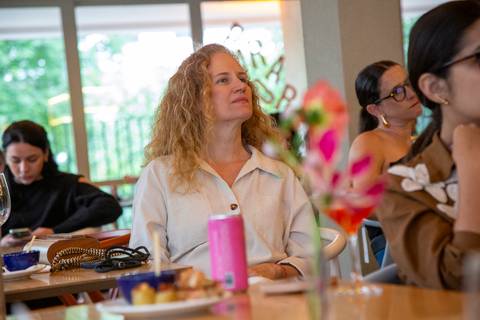 Convidado atento aos detalhes da apresentação da nova linha de verão 2026. (P.arador, São Paulo, Fotos Bruno Arita)'