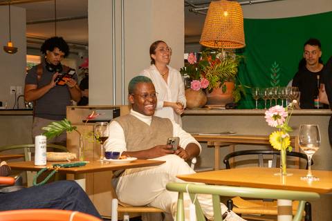 Lucas Silvestre sorrindo em momento de descontração durante a palestra da Westwing. (Edifício Renata, Fotos Bruno Arita)'