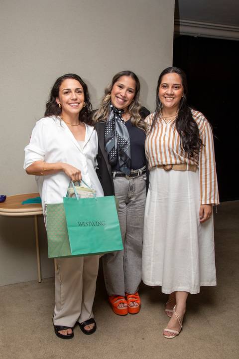Helo Amaral posando com sacola de brindes ao lado de membros da equipe Westwing. (P.arador, Edifício Renata, Fotos Bruno Arita)'
