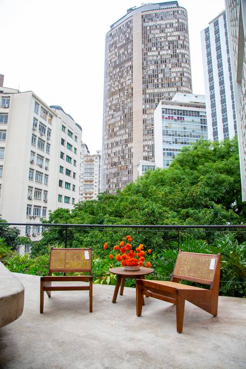 Área externa decorada com poltronas Westwing, flores e vista panorâmica da cidade de São Paulo. (P.arador, Fotos Bruno Arita)'