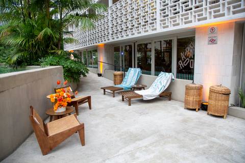 Itens de decoração da Westwing Collection expostos na área externa do bar P.arador. (Edifício Renata, Centro de SP, Fotos Bruno Arita)'