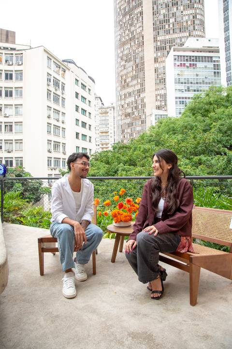 Membros da equipe Westwing sentados em poltronas da marca, sorrindo e celebrando o evento. (P.arador, São Paulo, Fotos Bruno Arita)'